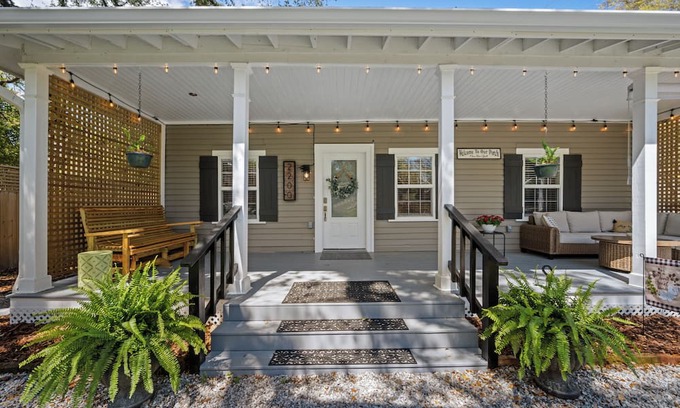 Mobile Cabaña | Precious 1-bedroom Cottage in Midtown Mobile Recently renovated with fenced yard