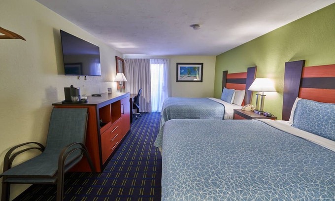 West Yarmouth Complejo | Cozy Escape w/Indoor Pool, Playground, & Complimentary Breakfast for Families