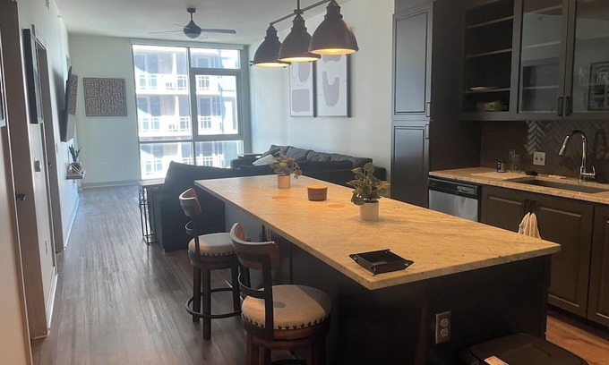 Uptown Apartamento | Ascent Victory Park Apartments Unit 1908