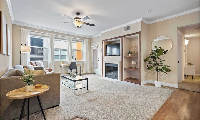 Reno/Tahoe Airport Apartamento | Luxury 2BR 2BA Apartment with Pool, Gym & Theater