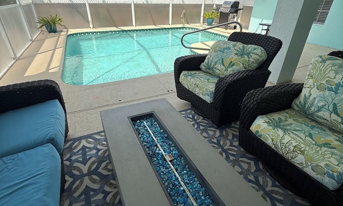 Harris Casa | Villa Sunshine: Elegant & Modern 4BR Pool House