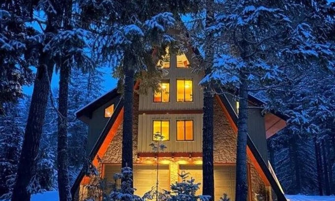 Easton Cabina | Enchanted River A-Frame. Secluded retreat with game room, hot tub, yard games!