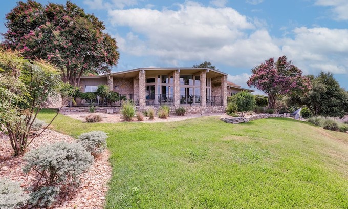 Lakeway Casa | ﻿Old Lakeway with Lake View and Swim Spa. 30 Day Minimum.