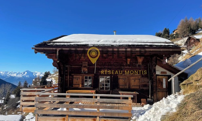 Chandolin Chalet De Esquí | Charming authentic and warm chalet with 4 bedrooms – Ideal for 6 people.This chalet combines comfort