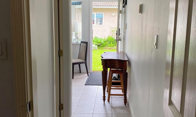 Renfrew-Collingwood Casa | 1 br private entrance by Skytrain station