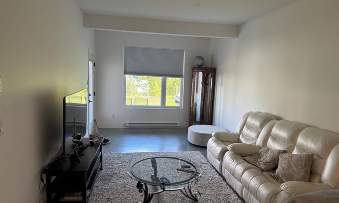 Sechelt Casa | 5 minute to the golf cours and lighthouse Pub. Downtown