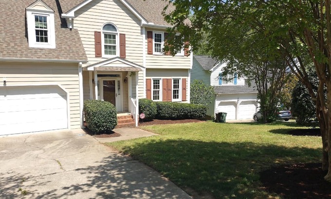 Apex Casa | Charming 2-bedroom house with WiFi and AC in delightful Cary