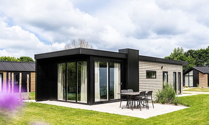 Vleteren Chalet De Esquí | Modern Lakeside Chalet, 2BR , Garden Views , Peaceful Escape