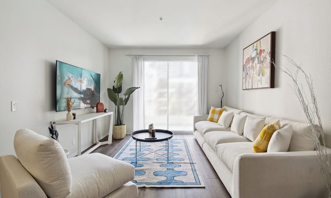 Marina del Rey Apartamento | Coastal Retreat: 2BDR Apt in Marina Del Rey – Pool, Gym & Free Parking