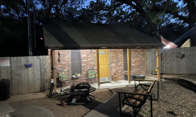 Azle Cabaña | Cozy & Charming cottage near Eagle Mountain Lake