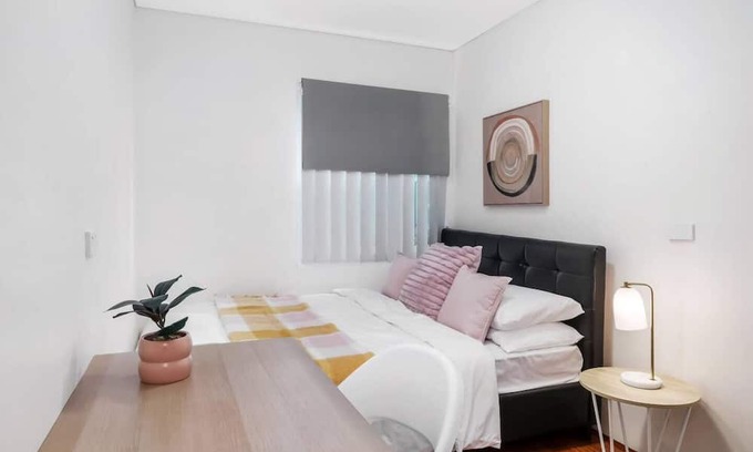 Bexley North Casa | Spacious 11-bedroom house in fabulous Bexley North with AC, WiFi with Pool