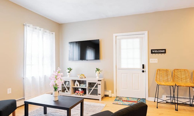 Malden Apartamento | Spacious 4-bedroom Boston with WiFi, free parking