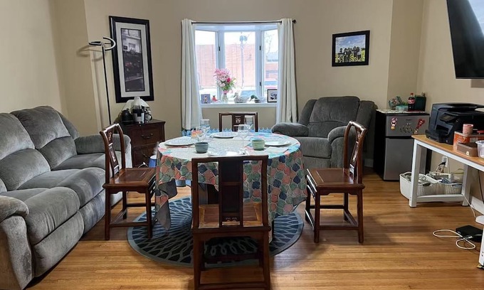 Ottawa Casa | 3-bedroom house in fabulous Ottawa with WiFi, AC. WASHER/FDRYER， Enjoy your stay