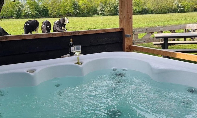 Oudeslius Casa | Have a unique experience in the Boerderijkamer with private outdoor hot tub , breathtaking views and comfortable amenities. Enjoy a carefree stay with fresh rolls and delicious coffee every day and explore the surrounding area, the beach, Callantsoog