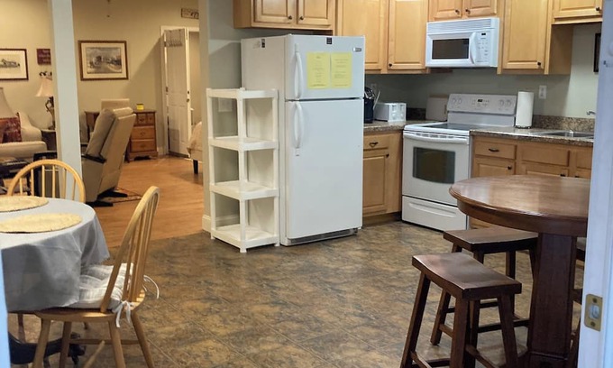 Vine Grove Apartamento | Charming 1-bedroom apartment in welcoming Vine Grove with WiFi, AC ; sleeps 4.