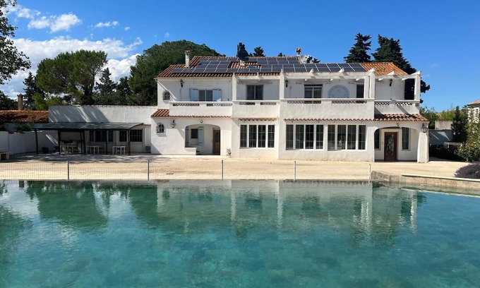 Arles Casa | Room 'Chambre 1' with Shared Pool, Wi-Fi and Air Conditioning