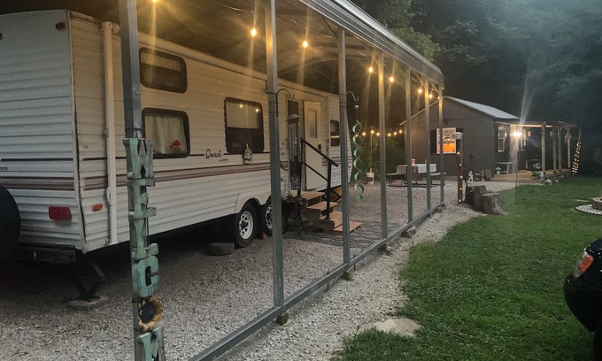Danville Alquiler De RV | Tranquil campsite with AC in the woods of Danville
