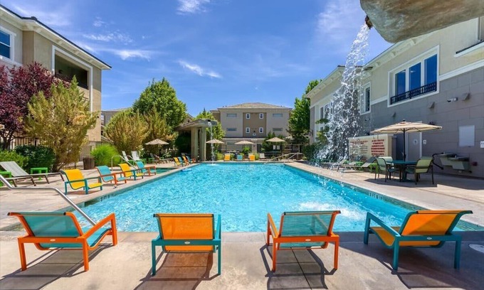 Reno/Tahoe Airport Apartamento | New Trendy 1BR Apartment with Heated Pool, Gym & Minigolf