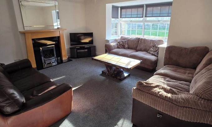 Handsworth Casa | Spacious Central Home - Sleeps 7, Garden & Parking