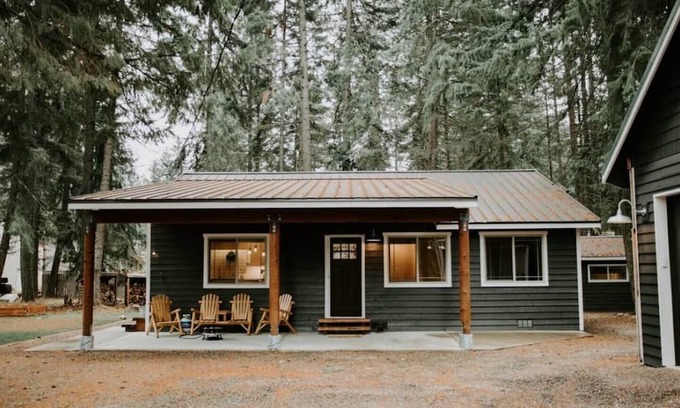 Cle Elum Cabina | Fall Escape: Cabin & Casita w/ Hot Tub, Game Room, Fire Pit + Lake Access