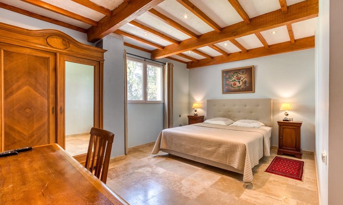Arles Casa | Apartment 'Chambre 2' with Shared Pool, Wi-Fi and Air Conditioning
