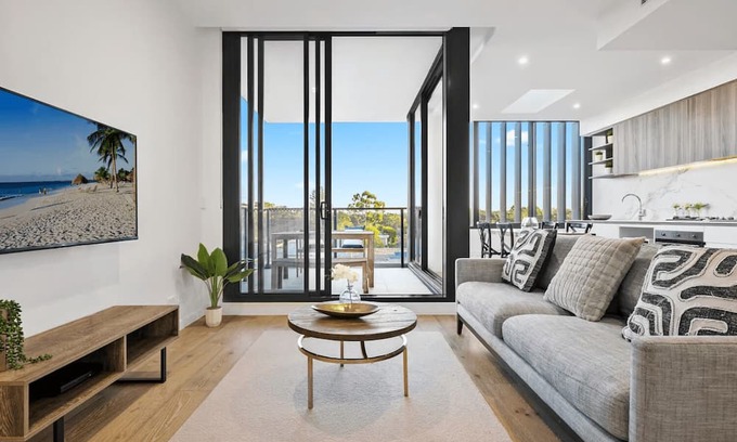 Macquarie Park Apartamento | North Ryde- NR005 - Whiteside Street - Spacious 1BR Executive Apartment with Balcony Near Macquarie Centre University