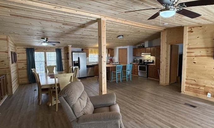 Elgin Casa | Spacious 5-bedroom house Short Distance from Brushy MTN & Windrock Trails