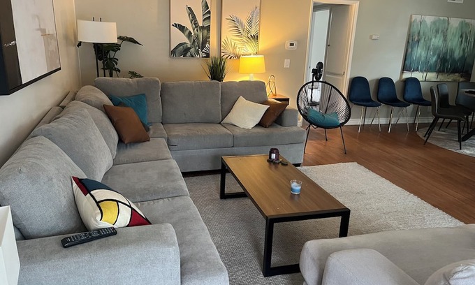Westlake Village Apartamento | Chic 2-bedroom apartment with WiFi, AC in tranquil Westlake Village