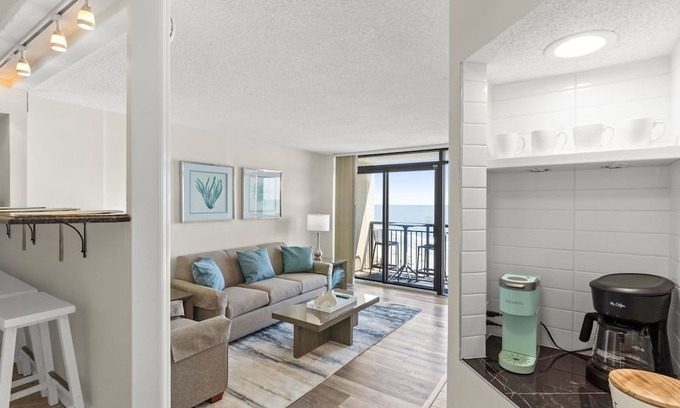 Briarcliffe Acres Condominio | 1 King BR Oceanfront Resort,Prime location in North Myrtle Beach