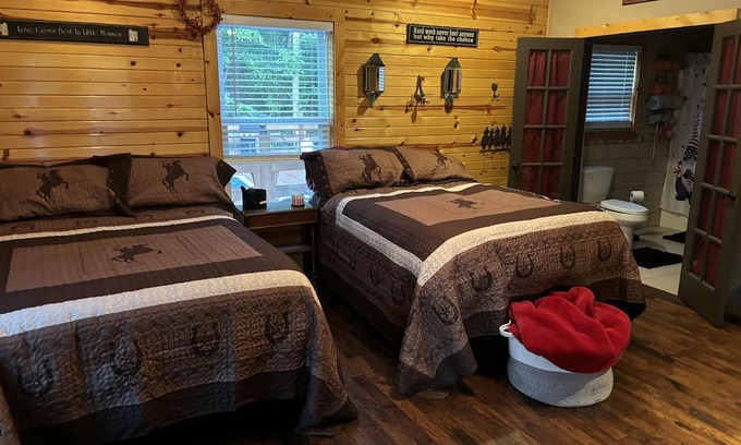 Saint Francis Apartamento | Cozy Outlaw studio room with heated pool AC in charming New Hope