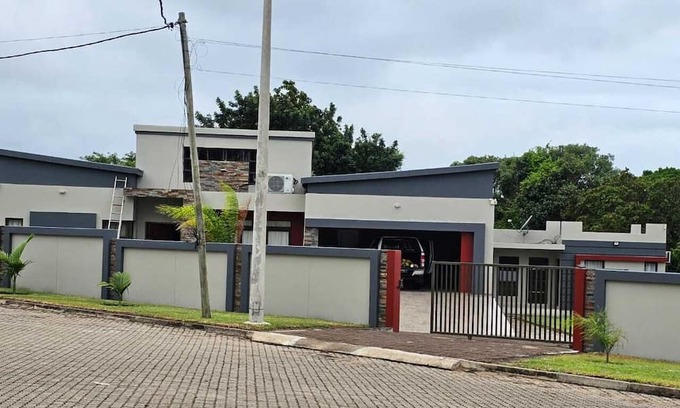 Gueima Casa | 3-bedroom house in enchanting Praia Do Bilene with WiFi, AC