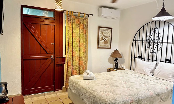 Esperanza Complejo | Bananas Vieques Guesthouse Room 5/Vibrant Area/Private/Steps from Caribbean