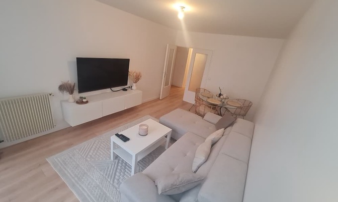 Livry-Gargan Apartamento | Beautiful, cocooning apartment. Near Paris /C.D.G /Disney