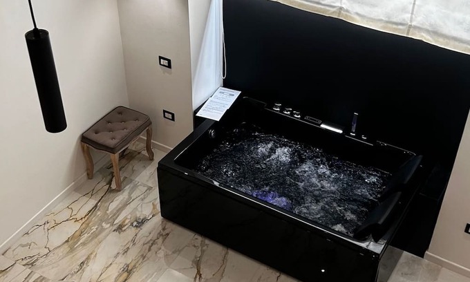 Pulsano Cama Y Desayuno | Suite Visconti – Romantic Spa Suite with Private Whirlpool in Pulsano Old Town