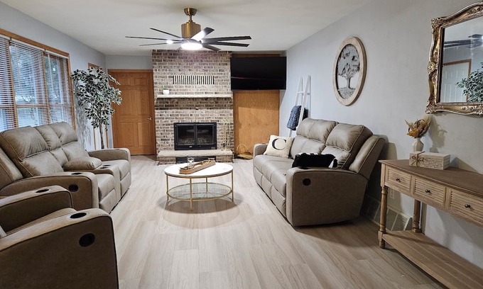 Waterloo Casa | Welcome to Olympic Taj MahalnSpacious house, in marvelous Waterloo