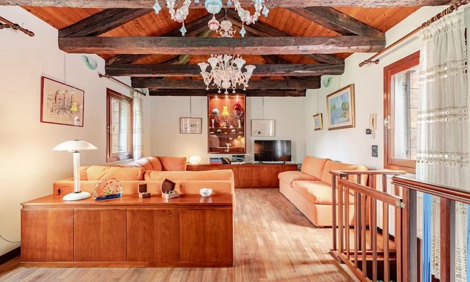 Longa Casa | Murano Glass Residence