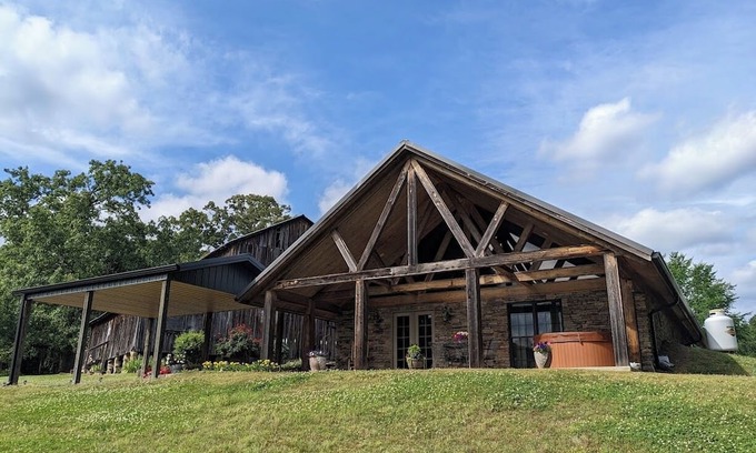 Ruffin Cabina | Charming 2-bedroom cabin with Hot Tub in quaint Reidsville, NC