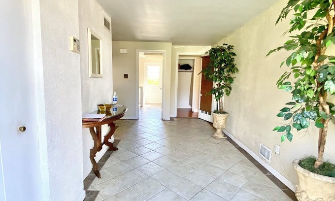 Wilmington Casa | Spacious 5-bedroom house in welcoming Wilmington with WiFi, AC, Large Yard