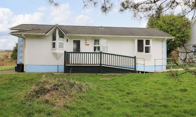 Llanfyrnach Cabaña | NANNY JILL'S CABIN, pet friendly, with a garden in Crymych