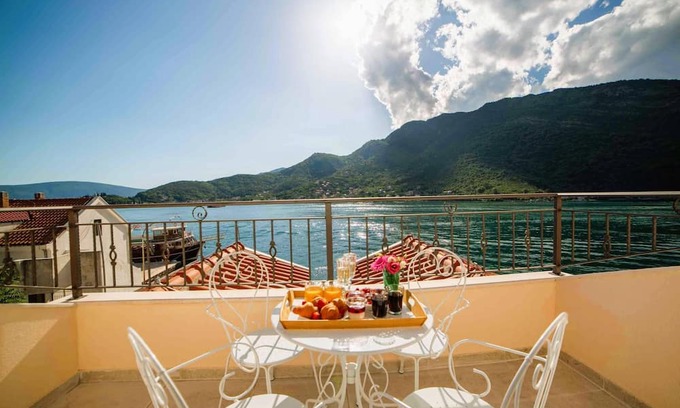 Lepetane Apartamento | ❤️Deluxe Waterfront 1BR | Balconies | Panoramic View| Fully Equipped| Fast Wi-Fi