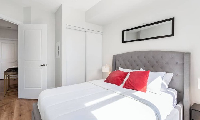 Fairview Condominio | Lavish 2BR/2Bath Condo Steps to Square One Mall