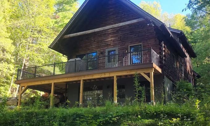 Great Barrington Casa | Modern Luxury Log Cabin near Ski Butternut in Great Barrington