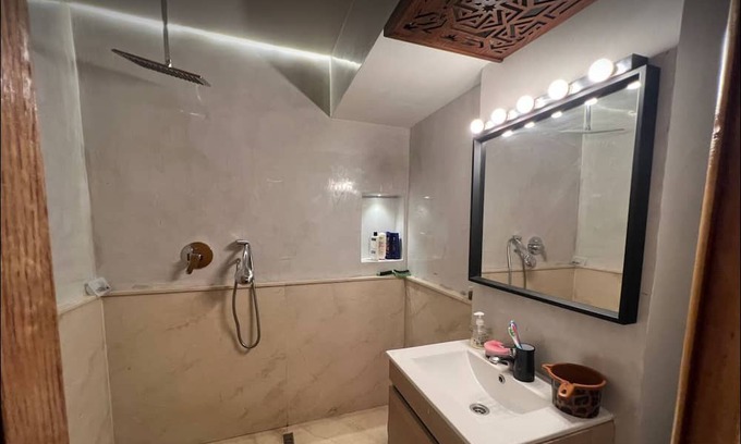 RACINE EXTENSION Apartamento | 3-bedroom apartment in charming Casablanca with WiFi, AC. Start your adventure