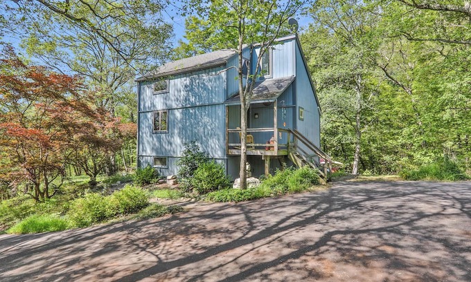 New Paltz Casa | 3-bedroom house bordering Mohonk preserve in New Paltz with WiFi, AC