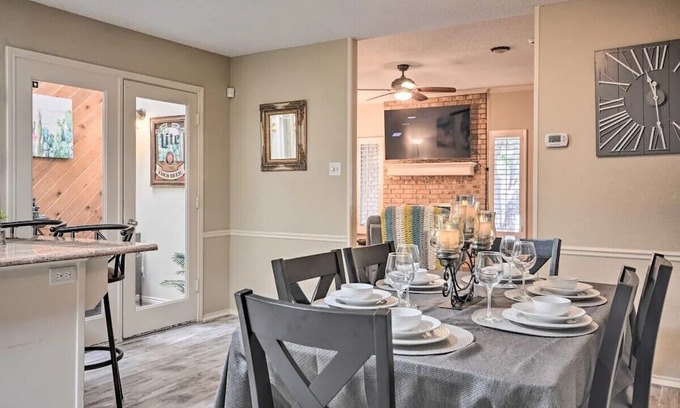 Lubbock Casa | Centrally Located 3BR/2BA Townhome, Cozy Fireplace, Smart TVs & Wi-fi Retreat!