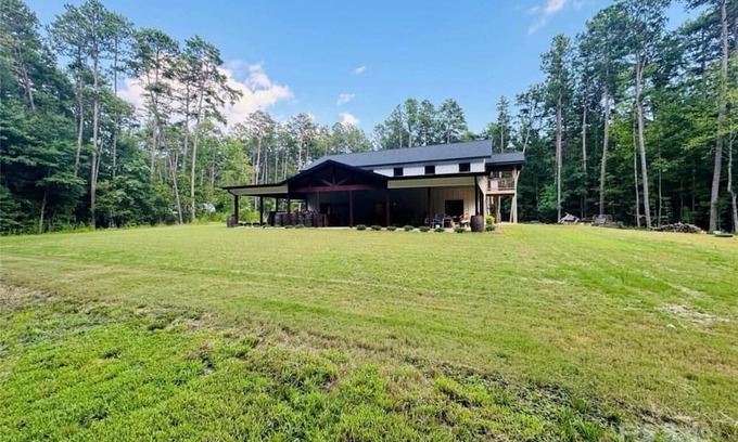 Cabarrus County Casa | Charming 2-bedroom barn with WiFi, AC in awesome Midland