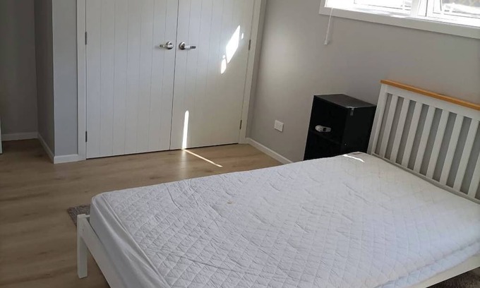 Bucklands Beach Apartamento | Cozy sunny large room with bathroom & basic cooking & laundry & own entrance