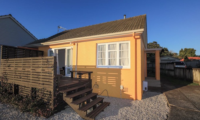 Hamilton East Cabaña | Charming, central 2-bedroom cottage in superb Hamilton East near gardens & cafes