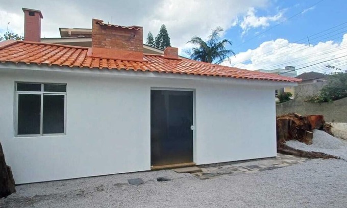 Armacao Apartamento | One bedroom and living room apartment with fully equipped kitchen.