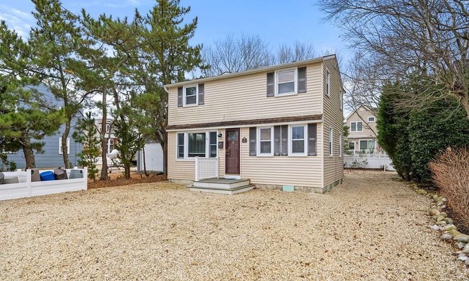 North Beach Haven Casa | Spacious 7-bedroom house in charming Spray Beach with WiFi, AC. Oceanside